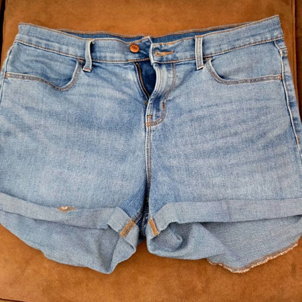Distressed Denim Shorts – Perfect for Summer!